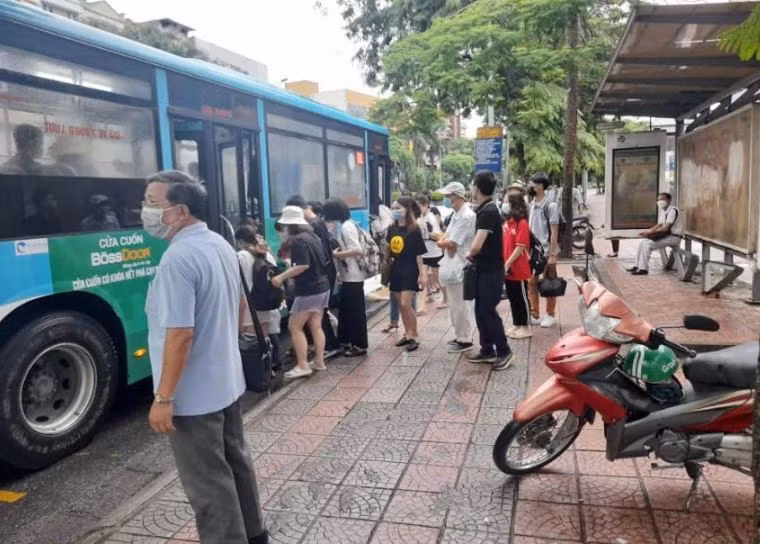 Xe buýt Hà Nội hút khách trở lại -1