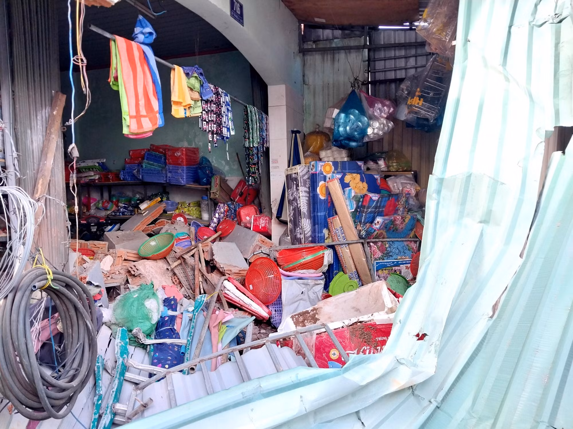 Xe container tông nát nhà dân lúc rạng sáng -0