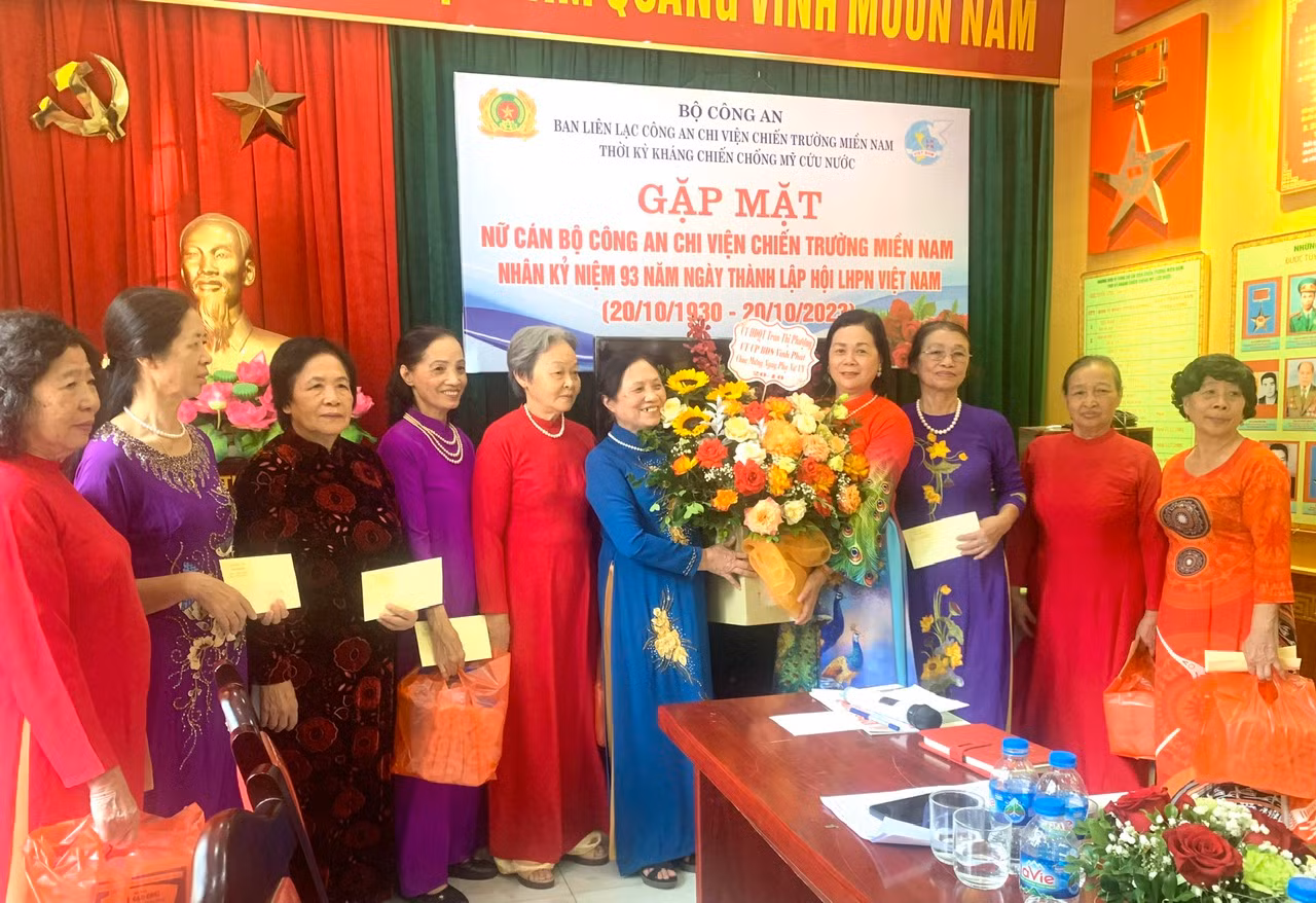 Gặp mặt chúc mừng các nữ Công an chi viện chiến trường miền Nam nhân Ngày phụ nữ Việt Nam -0
