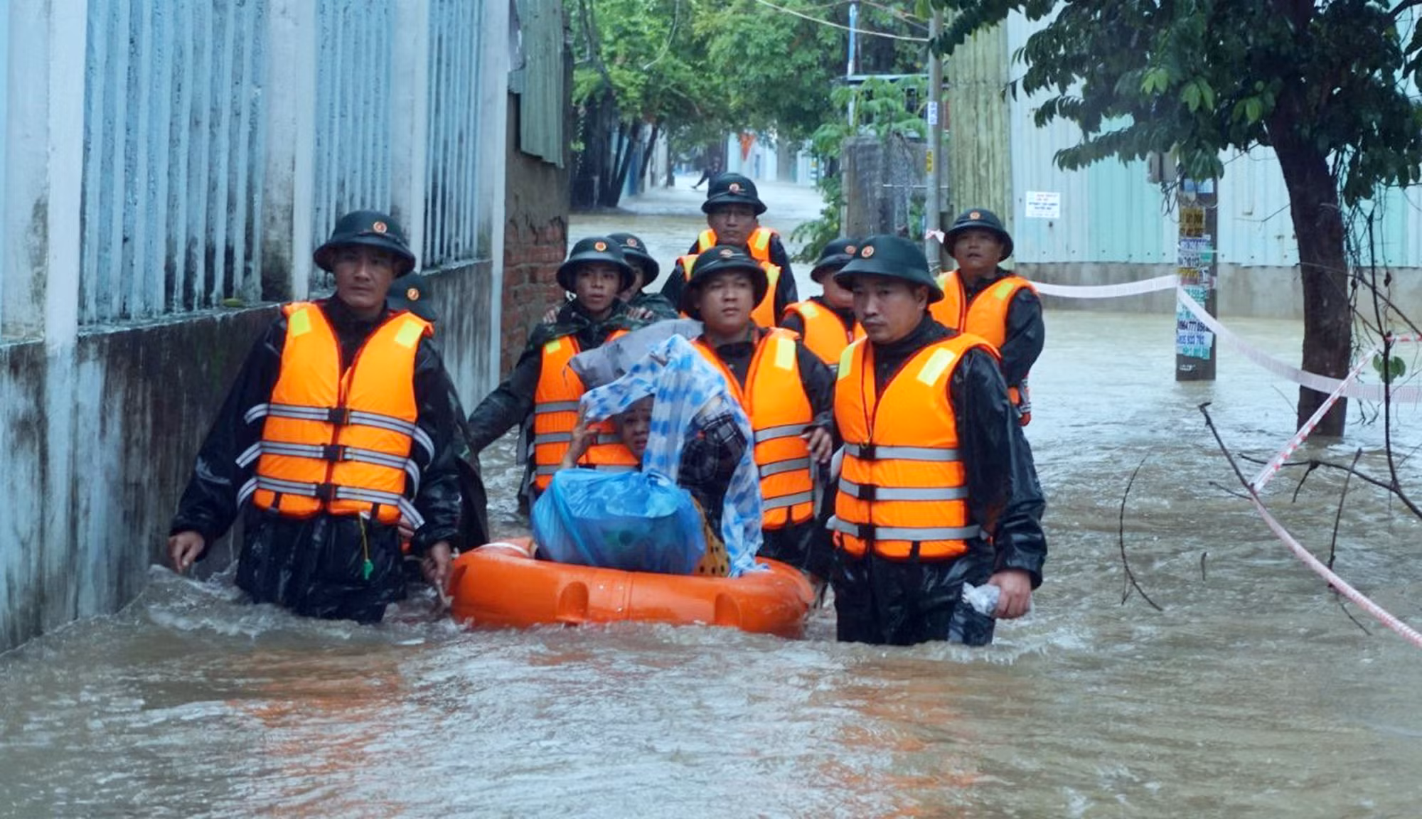 Dầm mình trong mưa lũ hỗ trợ sơ tán người già, trẻ em vùng “rốn lũ” Đà Nẵng -0