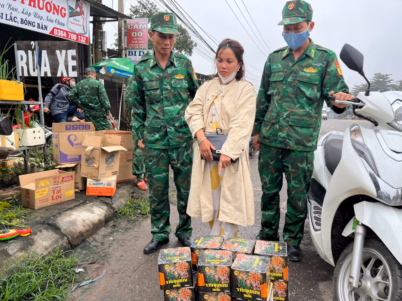 Tiếp tục phát hiện, bắt giữ nhiều vụ vận chuyển pháo nổ trái phép ở vùng biên giới Quảng Trị -0