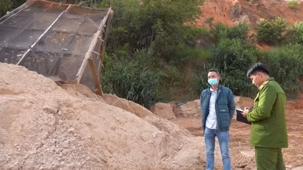 Phát hiện 400m3 cát lậu bên hồ thủy điện Đa Cho Mo