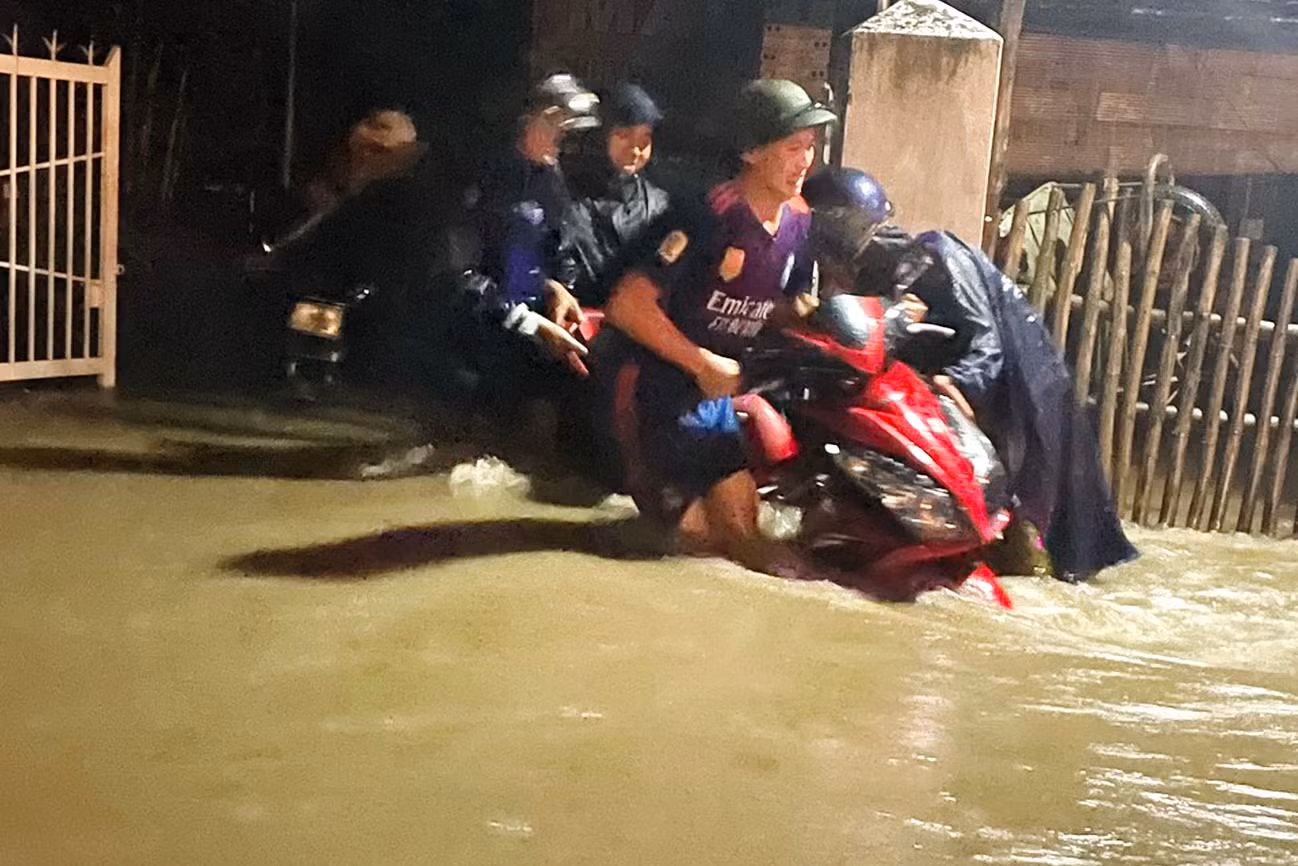 Hơn 50 cán bộ, chiến sĩ dầm mình trong lũ lụt giúp dân di dời tài sản -0