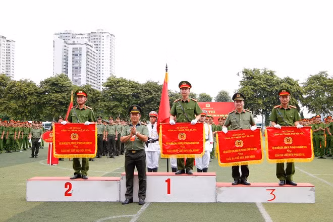 Trao giải Hội thi Điều lệnh, quân sự, võ thuật năm 2023 của Công an Hà Nội -0
