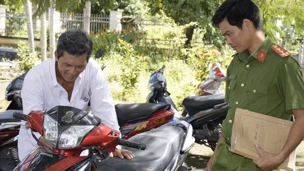 Niềm vui của người dân khi nhận lại xe máy bị mất trộm