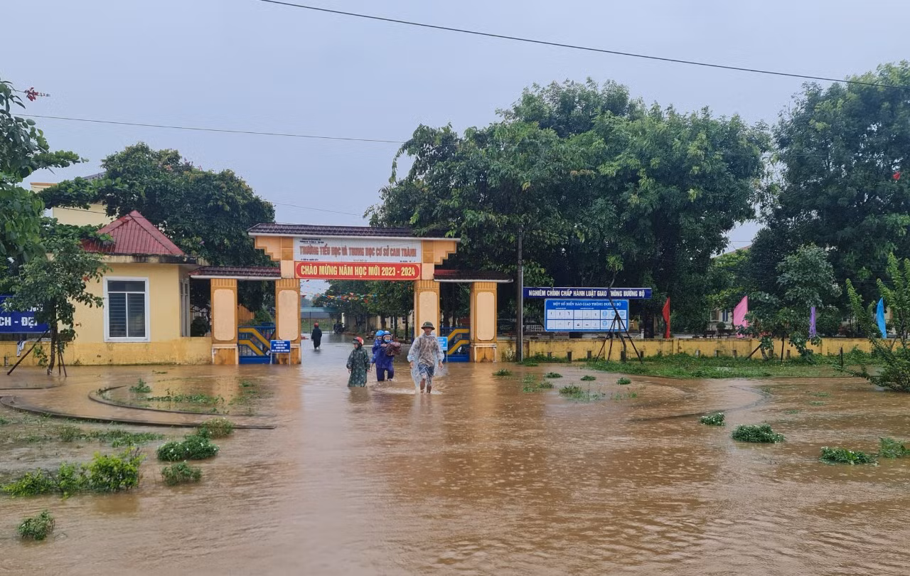 Nhiều điểm bị ngập lụt, Quốc lộ 15D đi Cửa khẩu quốc tế La Lay bị sạt lở nghiêm trọng -0