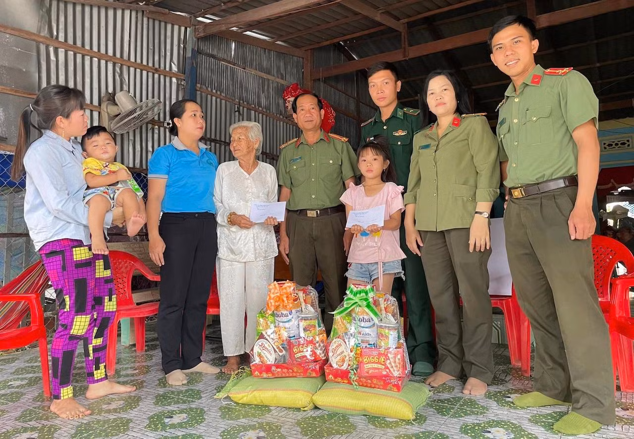 “Mẹ đỡ đầu” của trẻ em vùng biên giới Tây Nam -0