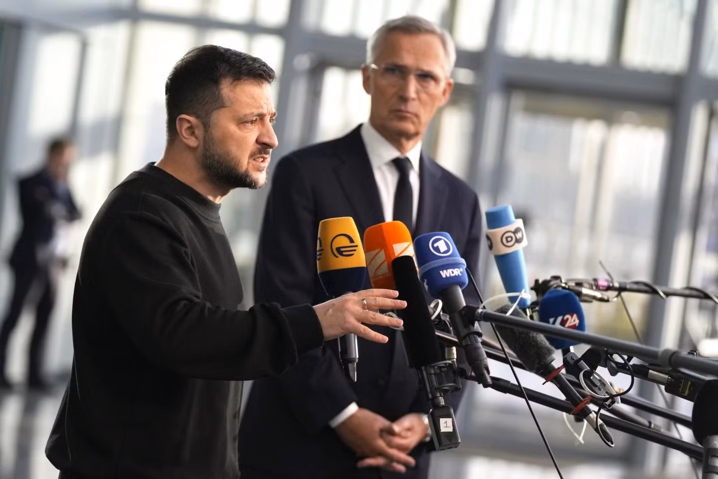 Ukraine kêu gọi NATO tăng viện trợ khi mùa đông đến gần -0