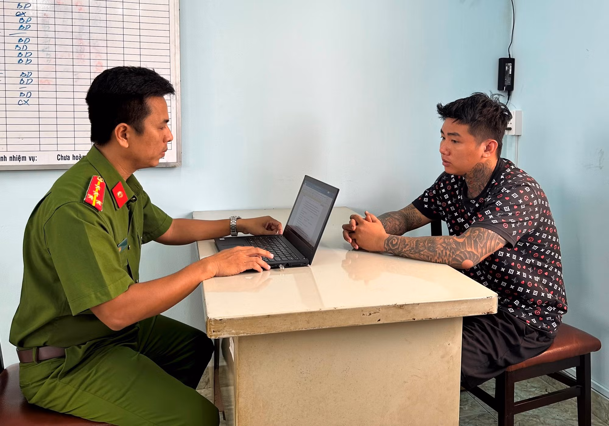 Đã bắt được đối tượng dùng vật nhọn đe dọa, cướp điện thoại của một học sinh -0