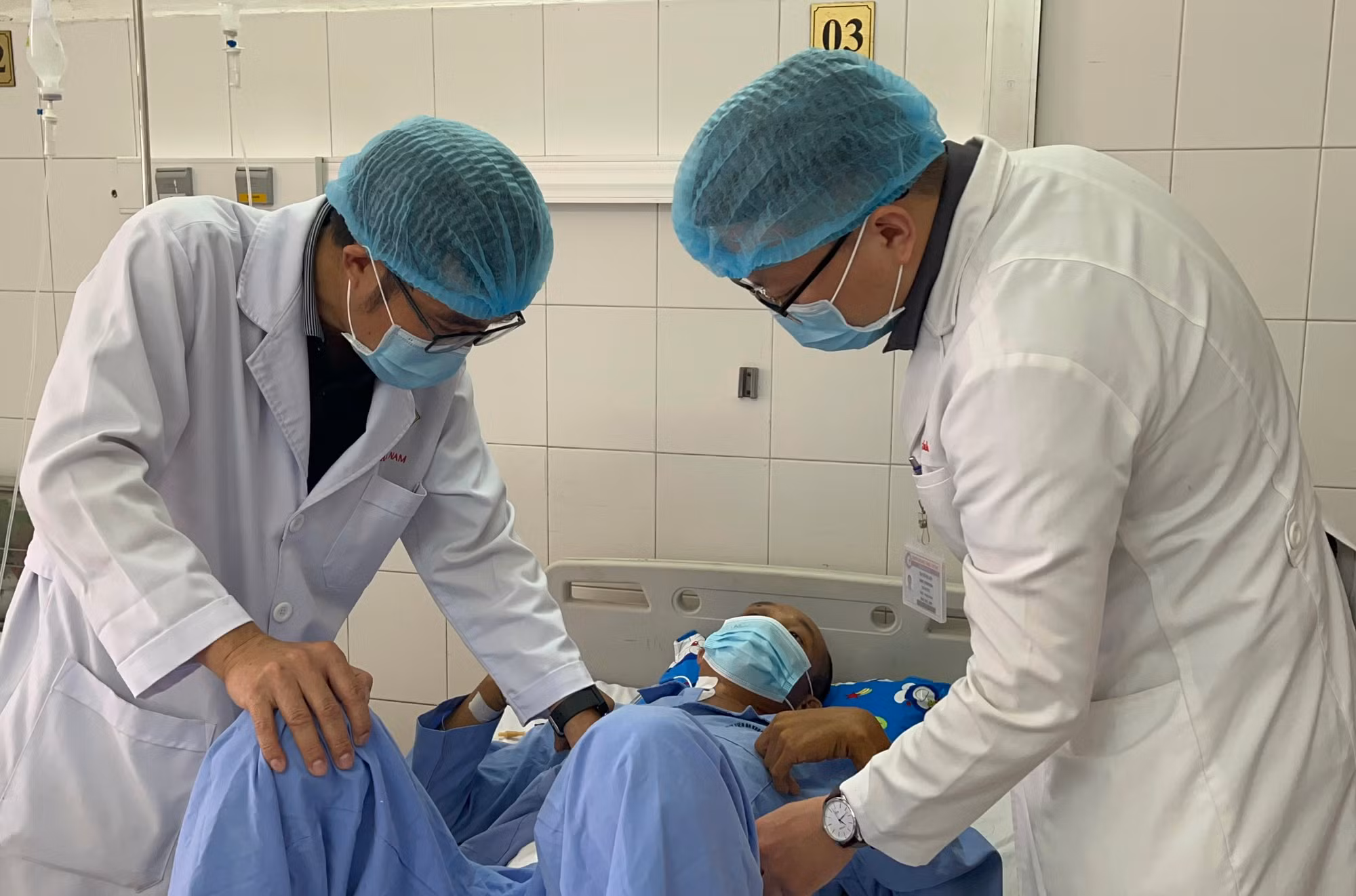 Cứu sống ngư dân bị đâm thấu bụng, hoại tử ruột sau 3 ngày lênh đênh trên biển -0