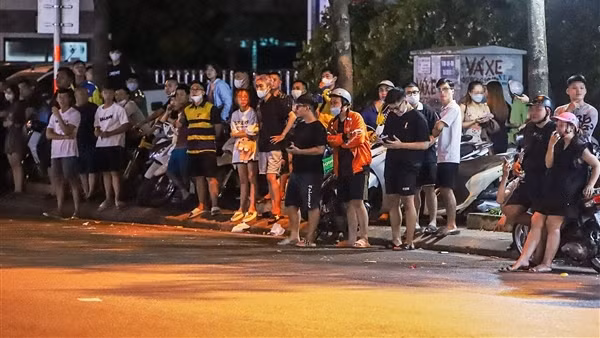 Cảnh sát 141 lập chốt, hàng trăm thanh thiếu niên đứng kín đường để xem