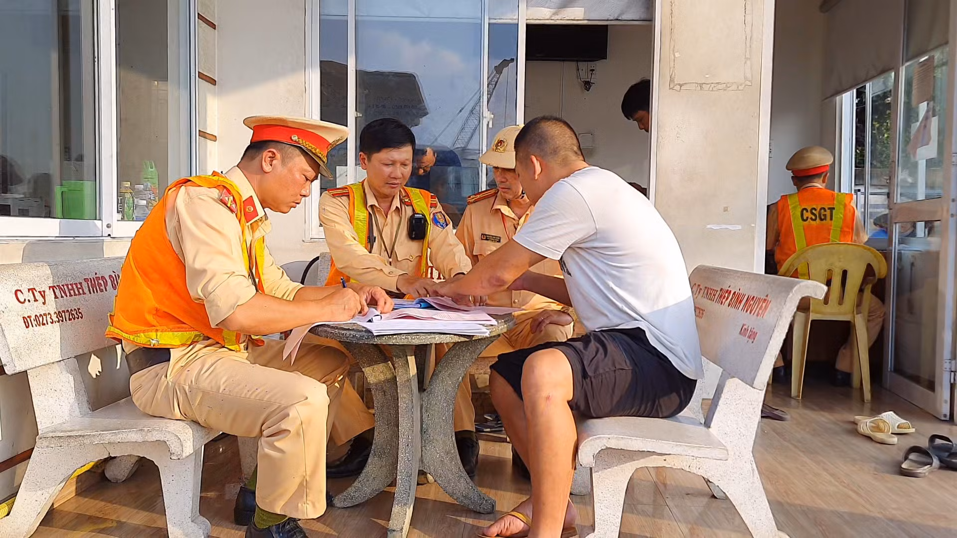 Công an Tiền Giang áp tải 4 xe đầu kéo đi cân tải trọng -2