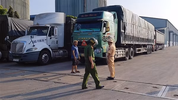 Áp tải 4 tài xế xe tải hạng nặng chống đối cân tải trọng