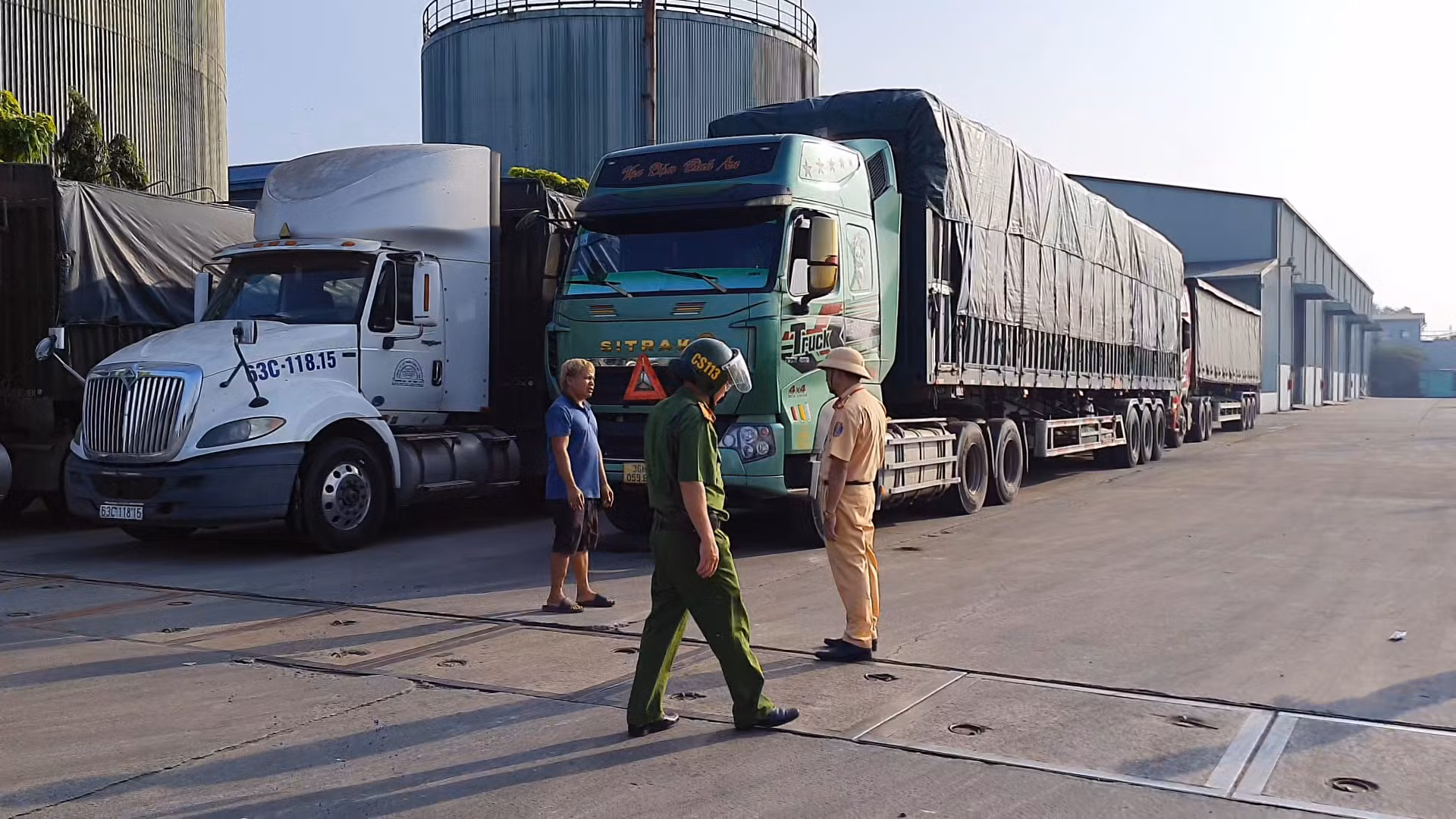 Công an Tiền Giang áp tải 4 xe đầu kéo đi cân tải trọng -1