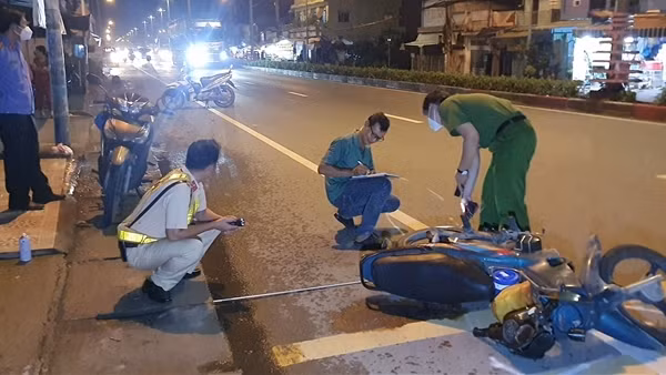 Xe máy tông người đi bộ, 2 người thương vong