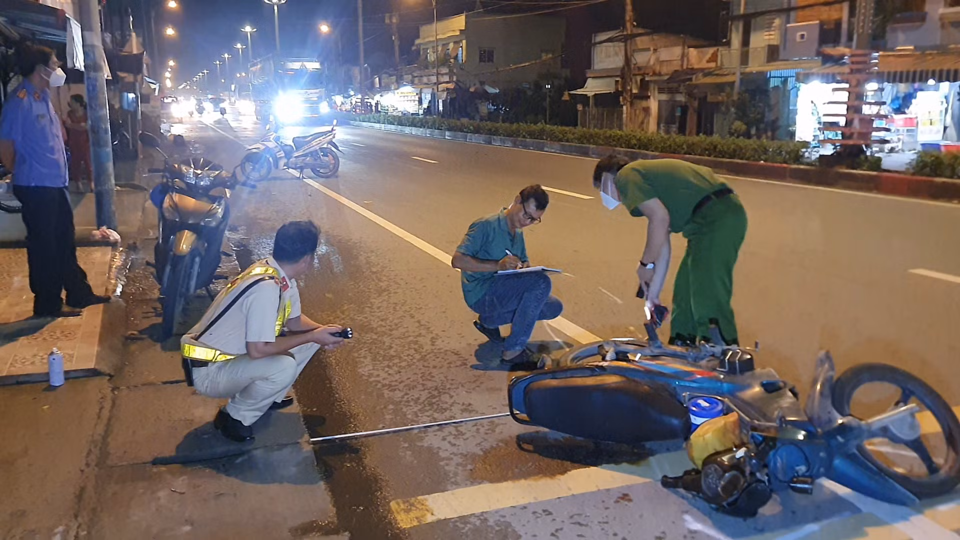 Xe máy va chạm người đi bộ, 2 người thương vong -1