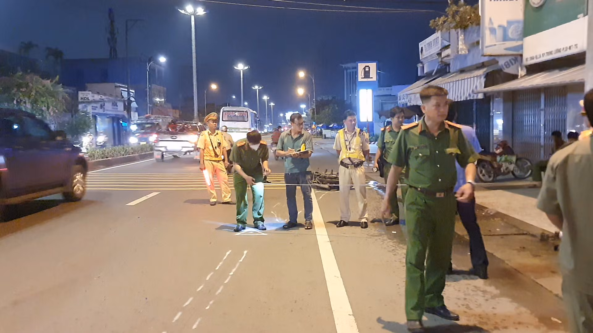 Xe máy va chạm người đi bộ, 2 người thương vong -0