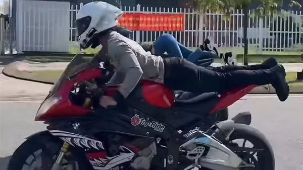 Người chỉ dẫn Ngọc Trinh “làm xiếc” trên mô tô bị xử phạt