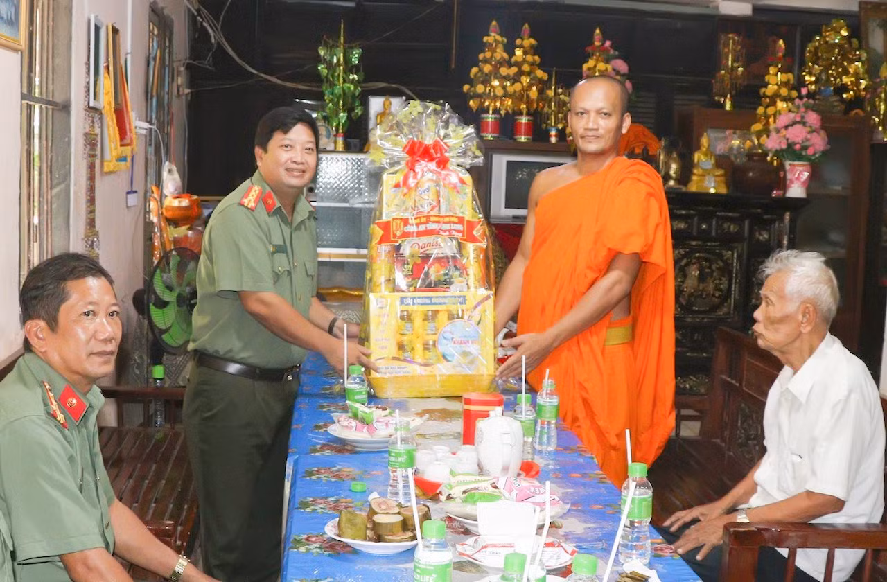 Thăm, tặng quà lễ&nbsp;Sêne Đôlta của đồng bào dân tộc Khmer -0