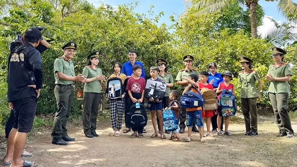 “Nụ cười Việt Nam” - tri ân người Công an xuất nhập cảnh bằng âm nhạc