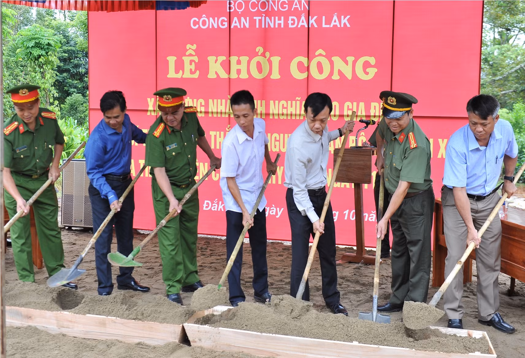 Khởi công xây dựng “Nhà tình nghĩa” cho thân nhân liệt sĩ CAND hy sinh trong vụ khủng bố ở Đắk Lắk -0