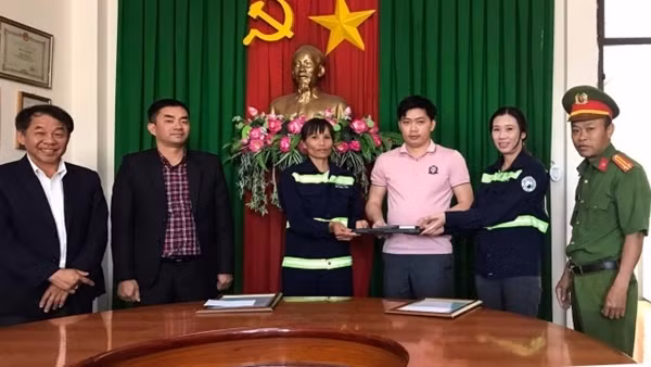 Hai chị lao công trả lại 4.700 USD và máy tính cho khách bỏ quên
