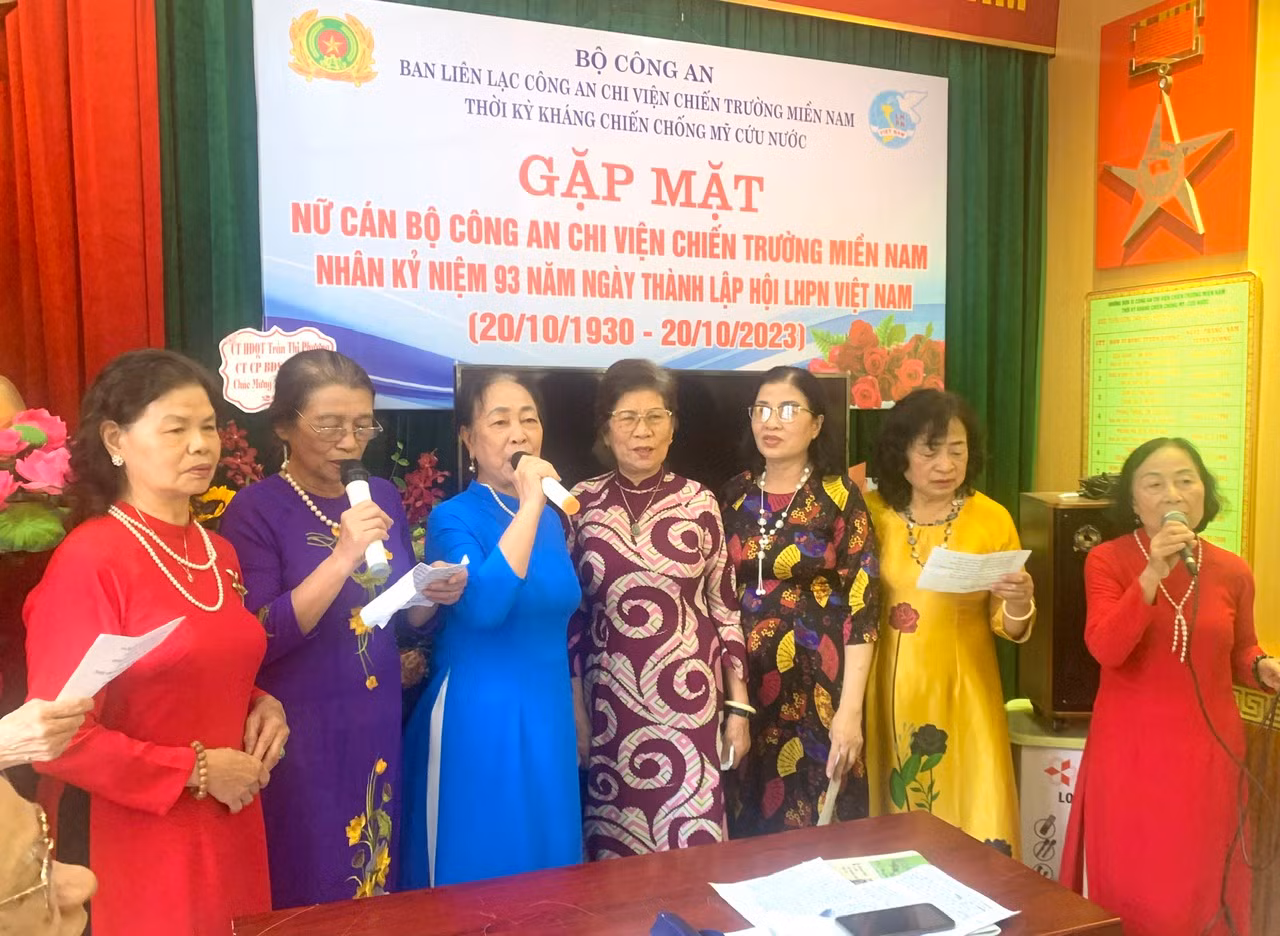 Gặp mặt chúc mừng các nữ Công an chi viện chiến trường miền Nam nhân Ngày phụ nữ Việt Nam -0