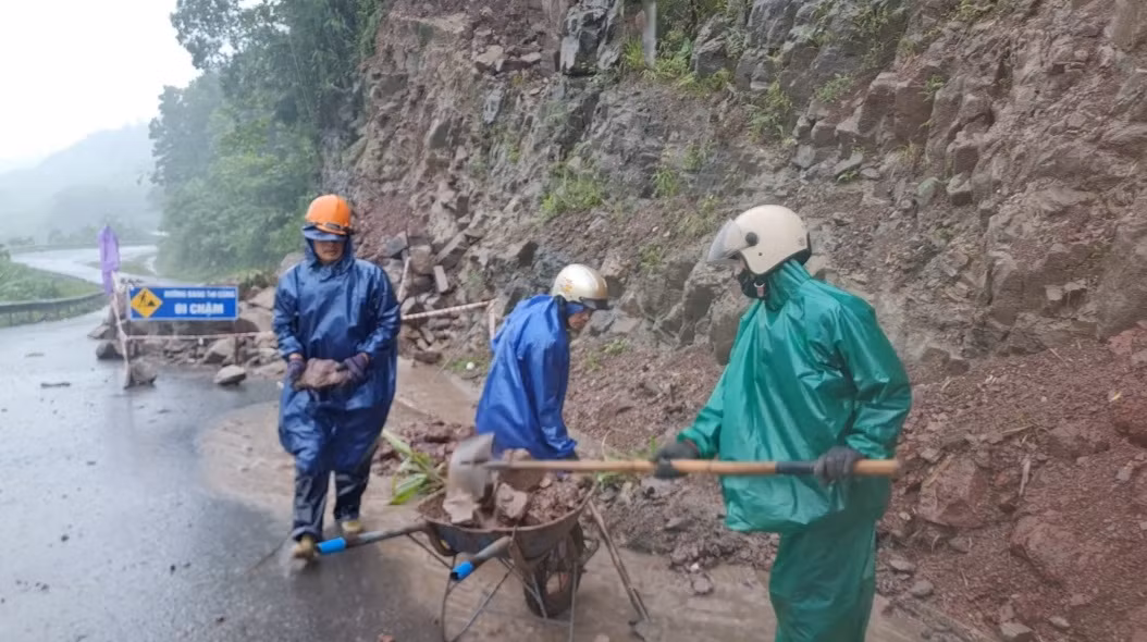 Nhiều điểm bị ngập lụt, Quốc lộ 15D đi Cửa khẩu quốc tế La Lay bị sạt lở nghiêm trọng -1