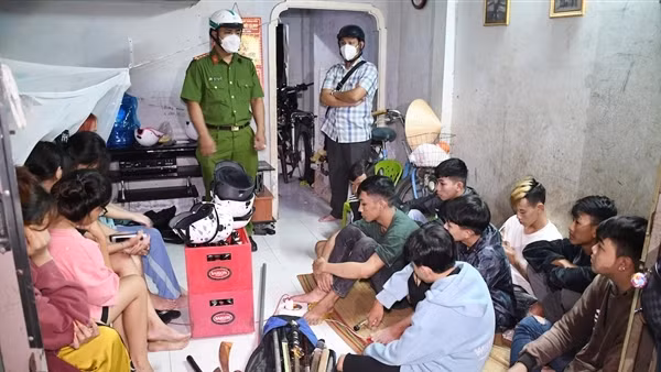 Ngăn chặn nhóm tuổi teen ôm cả lô đao kiếm xuống phố “dàn trận”