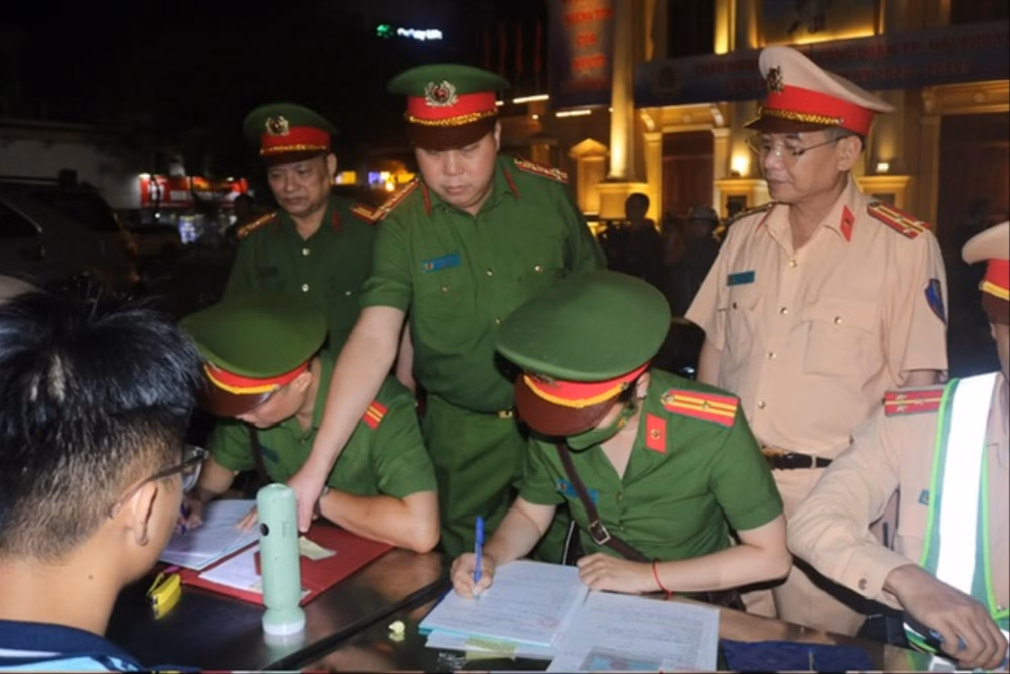 Hải Phòng xử lý 102 tài xế vi phạm nồng độ cồn trong 1 đêm -0