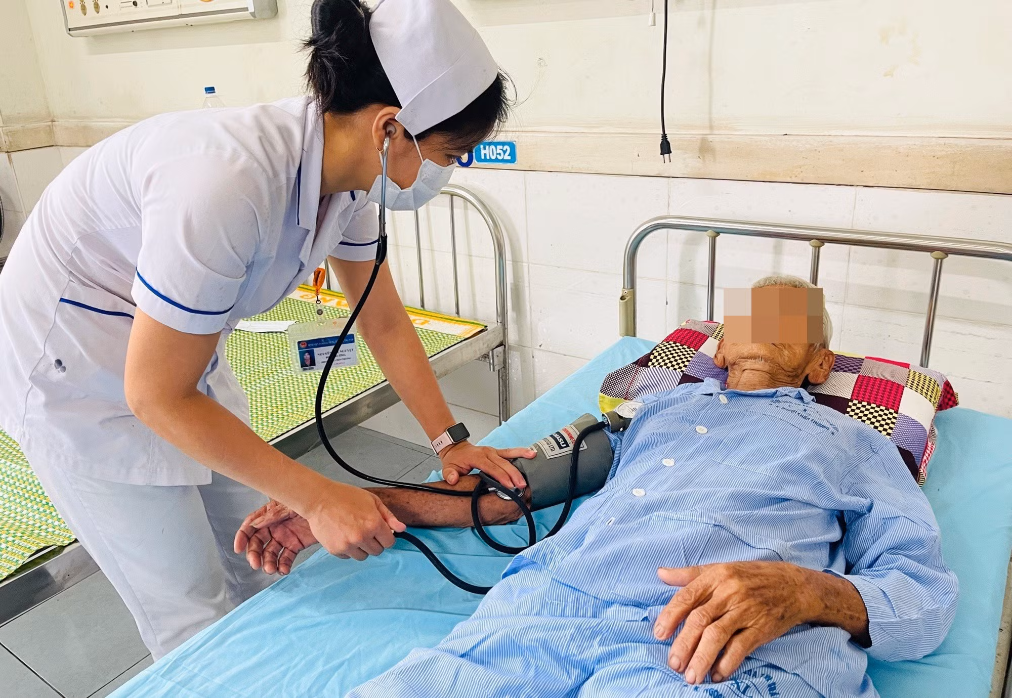 Cắt bỏ khối u vùng mông kích thước 20cm cho cụ ông 97 tuổi -0