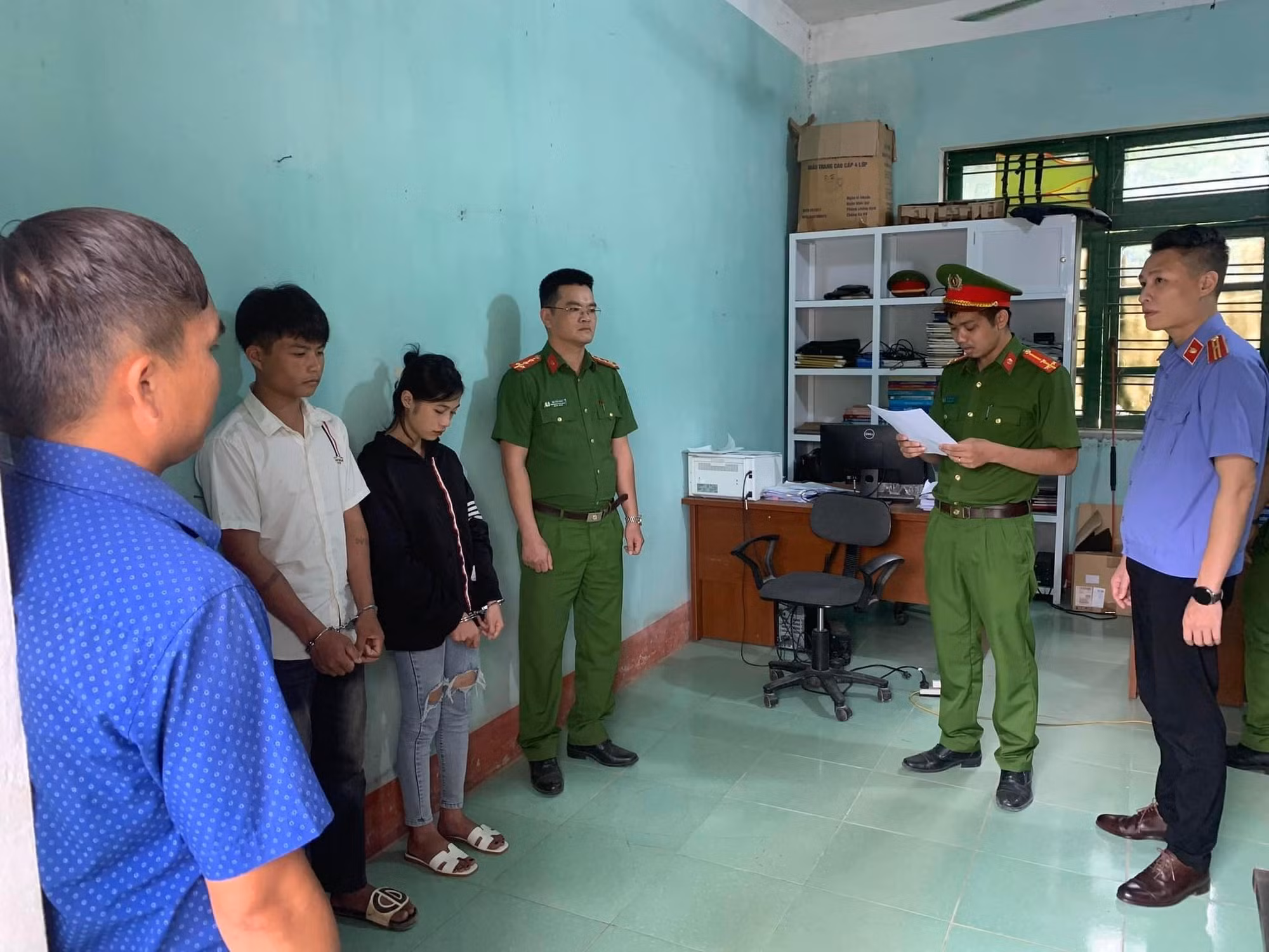 Tạm giam đôi nam nữ không đội mũ bảo hiểm, lạng lách trước mặt tổ công tác đang làm nhiệm vụ -0