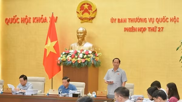Ồ ạt đầu tư điện gió, điện mặt trời nhưng không hoà được điện lưới: “Có vấn đề gì trong đó không”?