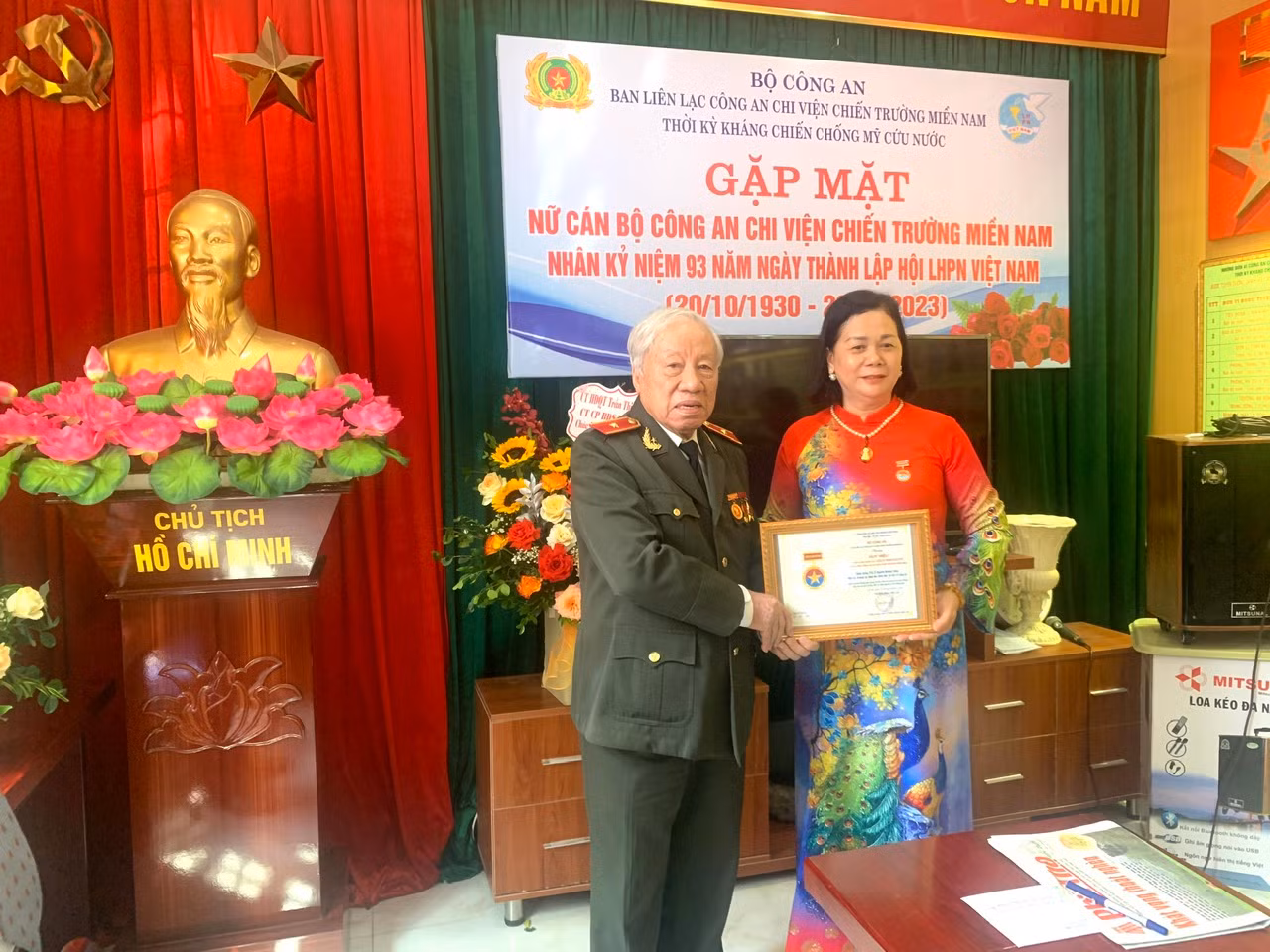 Gặp mặt chúc mừng các nữ Công an chi viện chiến trường miền Nam nhân Ngày phụ nữ Việt Nam -0