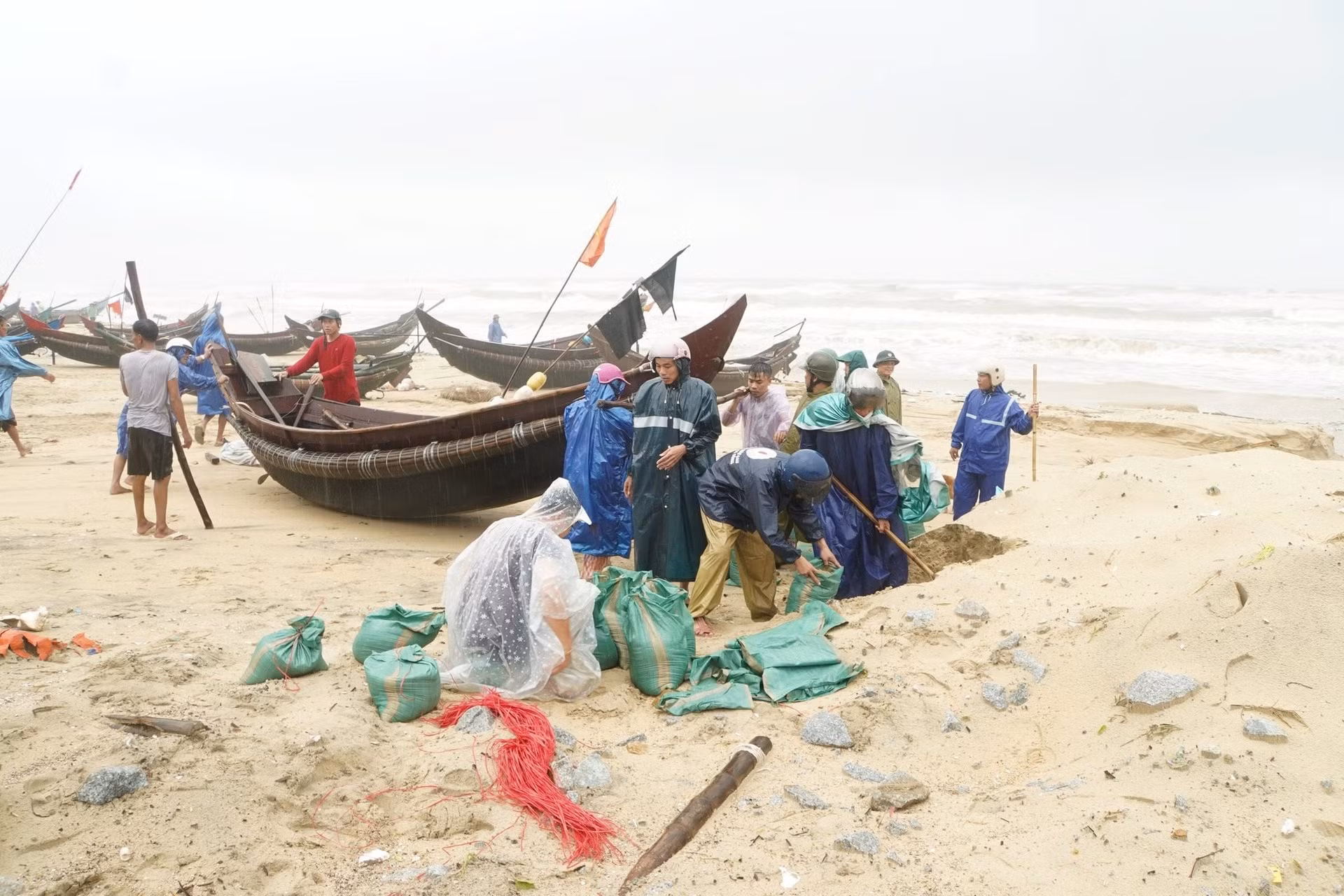 Thừa Thiên Huế khẩn trương khắc phục sạt lở ven sông, ven biển -0