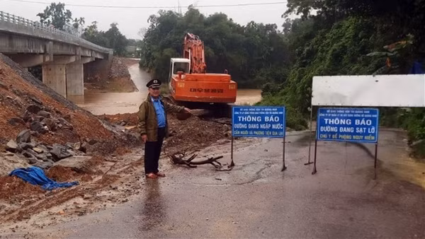 Mưa lớn tiếp diễn, nhiều tuyến đường ngập sâu, cảnh báo sạt lở diện rộng