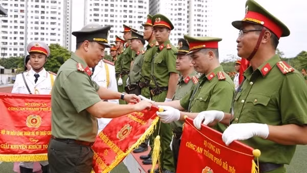 Công an Hà Nội trao giải hội thi điều lệnh, quân sự, võ thuật