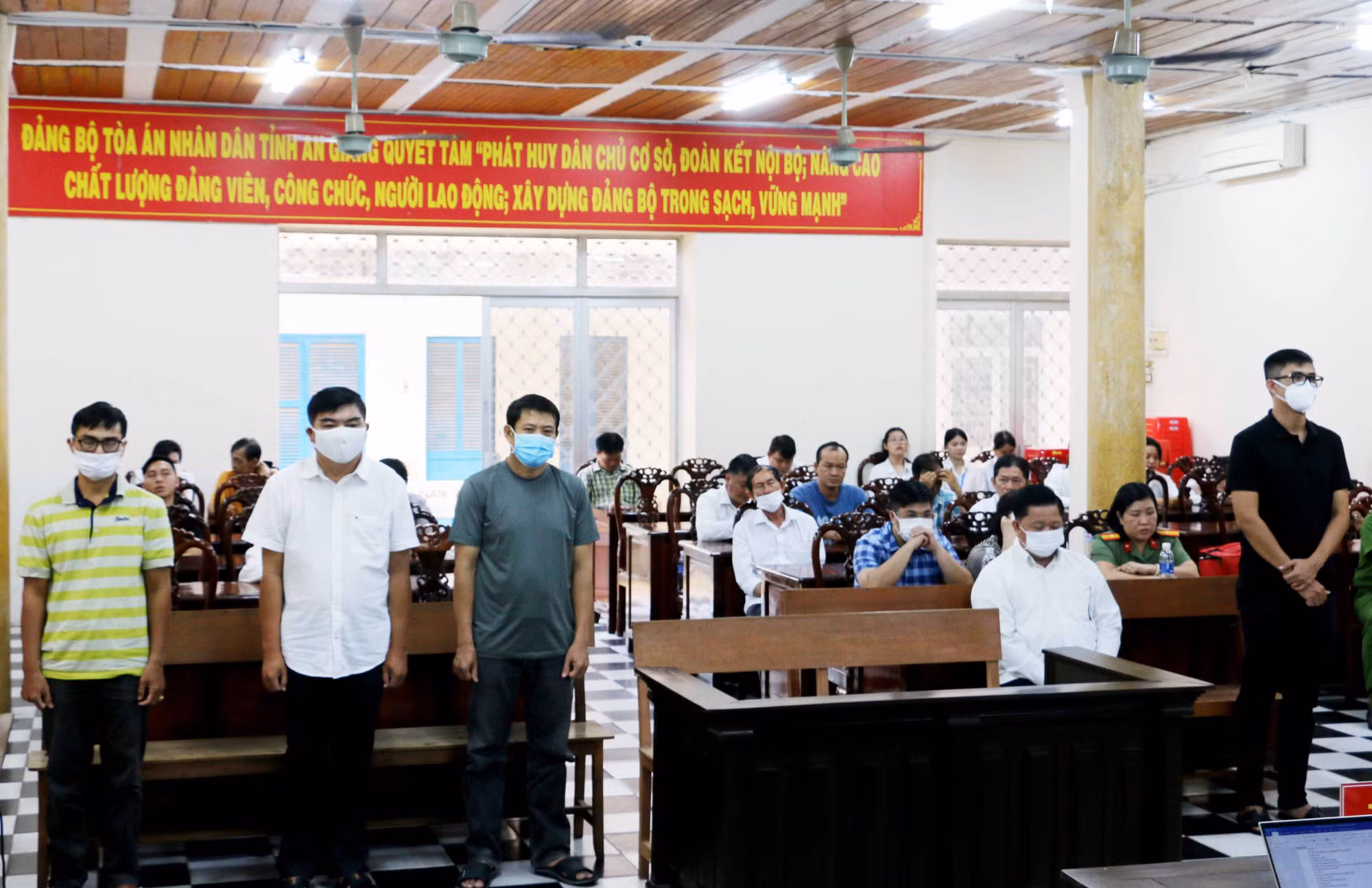 Tuyên án vụ lợi dụng chức vụ quyền hạn cấp biển số đẹp để trục lợi tại An Giang -0