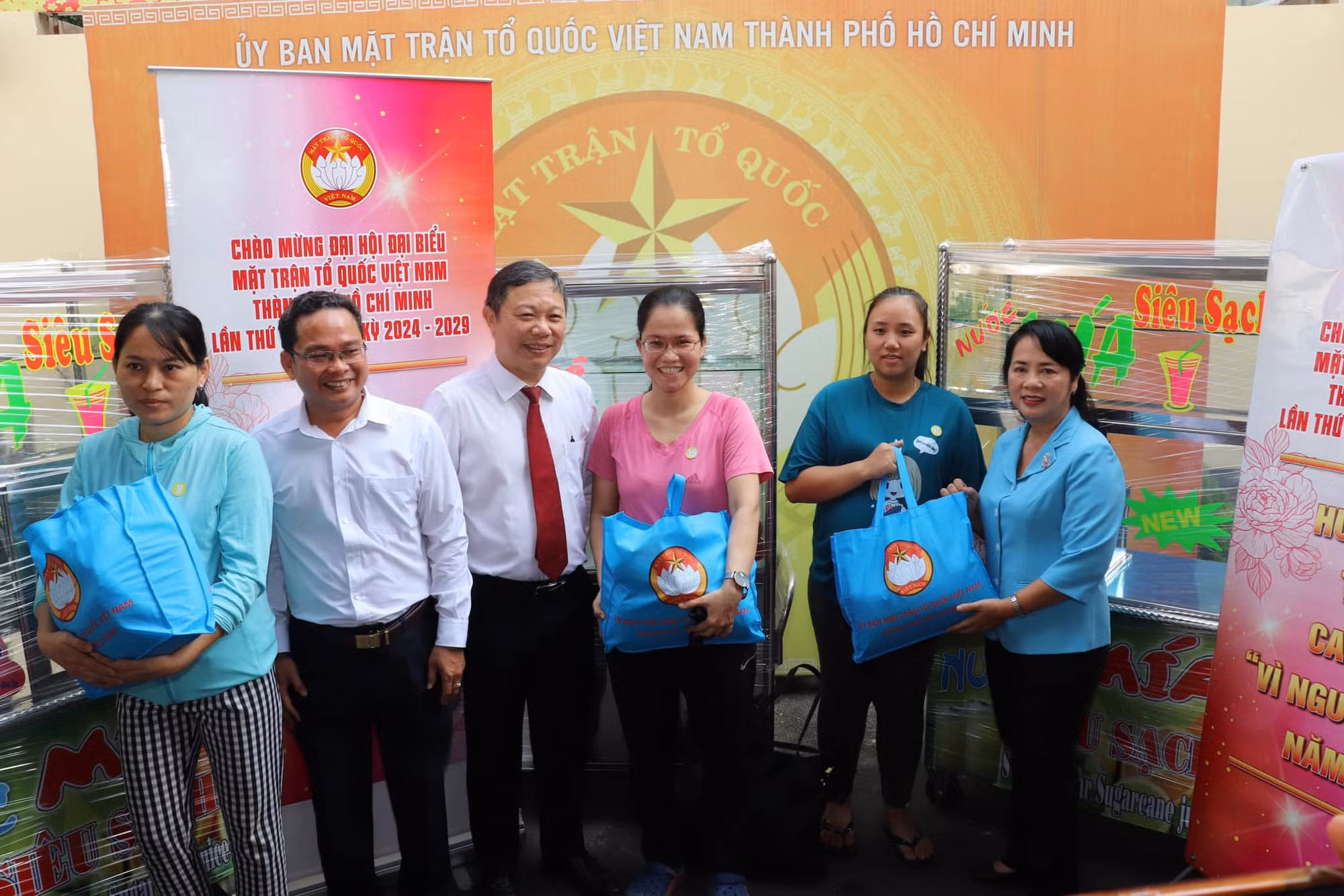 Trao tặng phương tiện sinh kế cho người nghèo tại TP Hồ Chí Minh -0