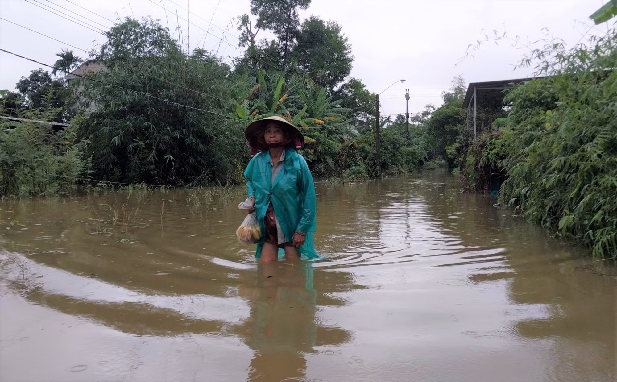 Mưa lớn gây ngập lụt cục bộ nhiều vùng thấp trũng ở Thừa Thiên Huế -0