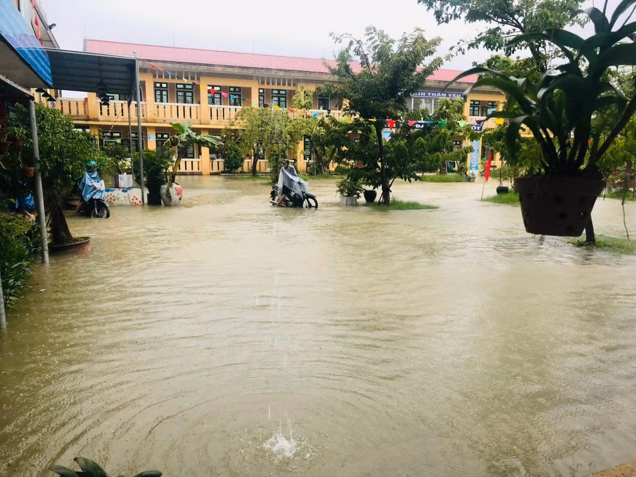 Thủy điện, hồ chứa lớn nhất Huế điều tiết lũ, sẵn sàng sơ tán dân khỏi vùng nguy hiểm -0
