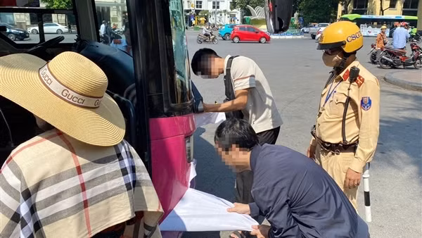 Dán decal quảng cáo lên xe, tài xế xe khách bị xử phạt