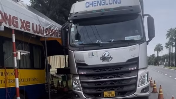 CSGT phát hiện xe siêu quá tải, nghi chở hàng không rõ nguồn gốc