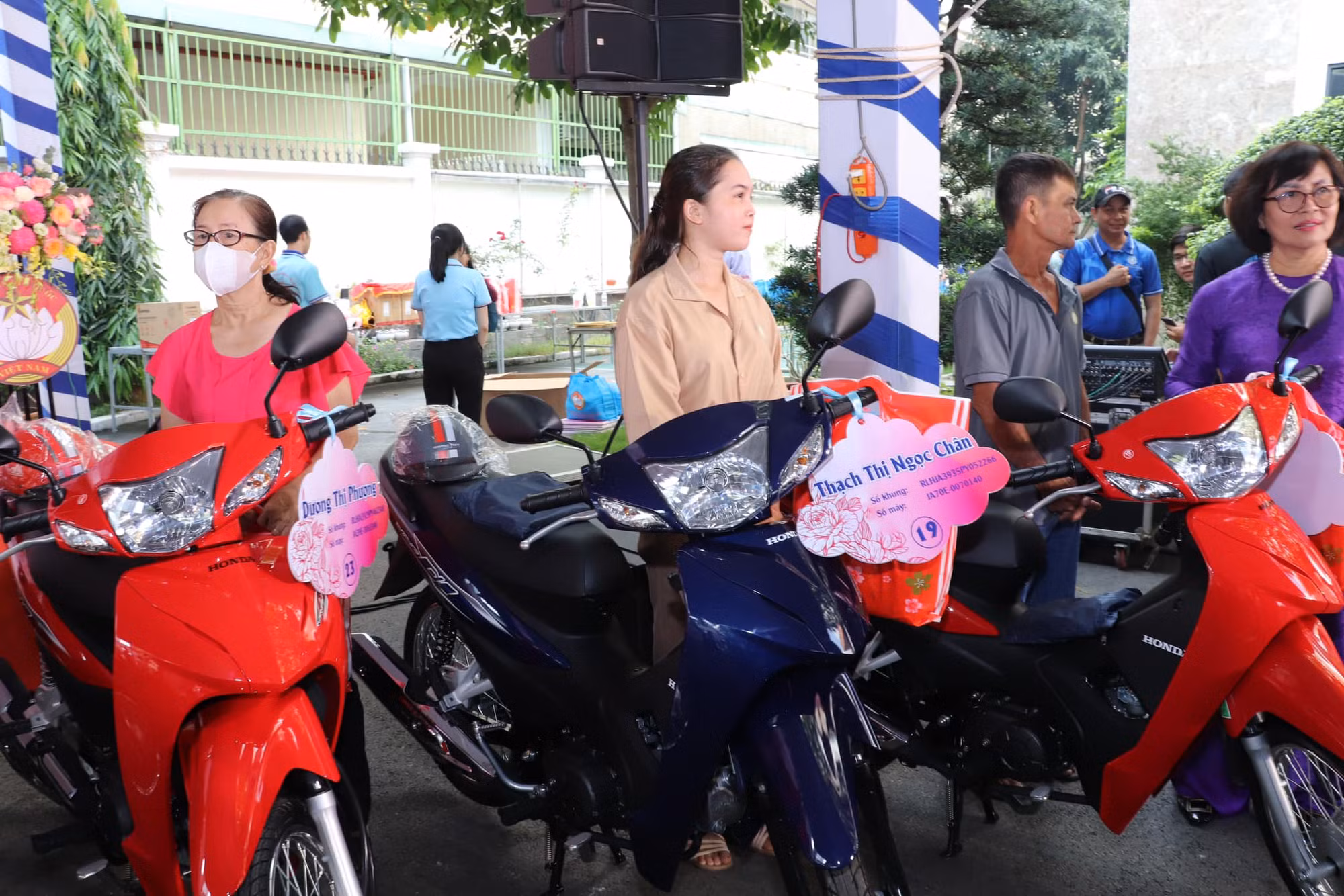 Trao tặng phương tiện sinh kế cho người nghèo tại TP Hồ Chí Minh -0