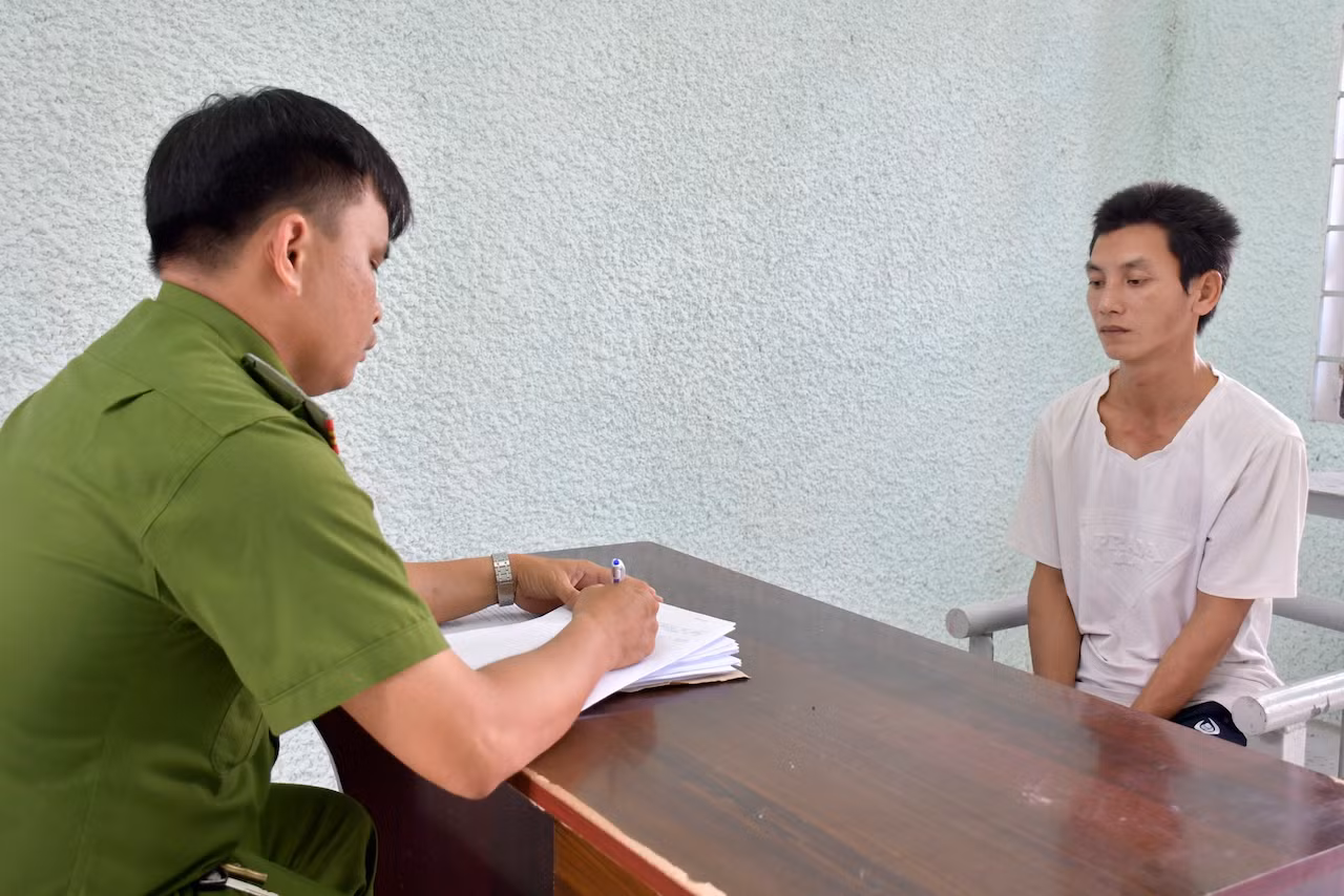 Khởi tố đối tượng dùng dao cắt cổ vợ -0