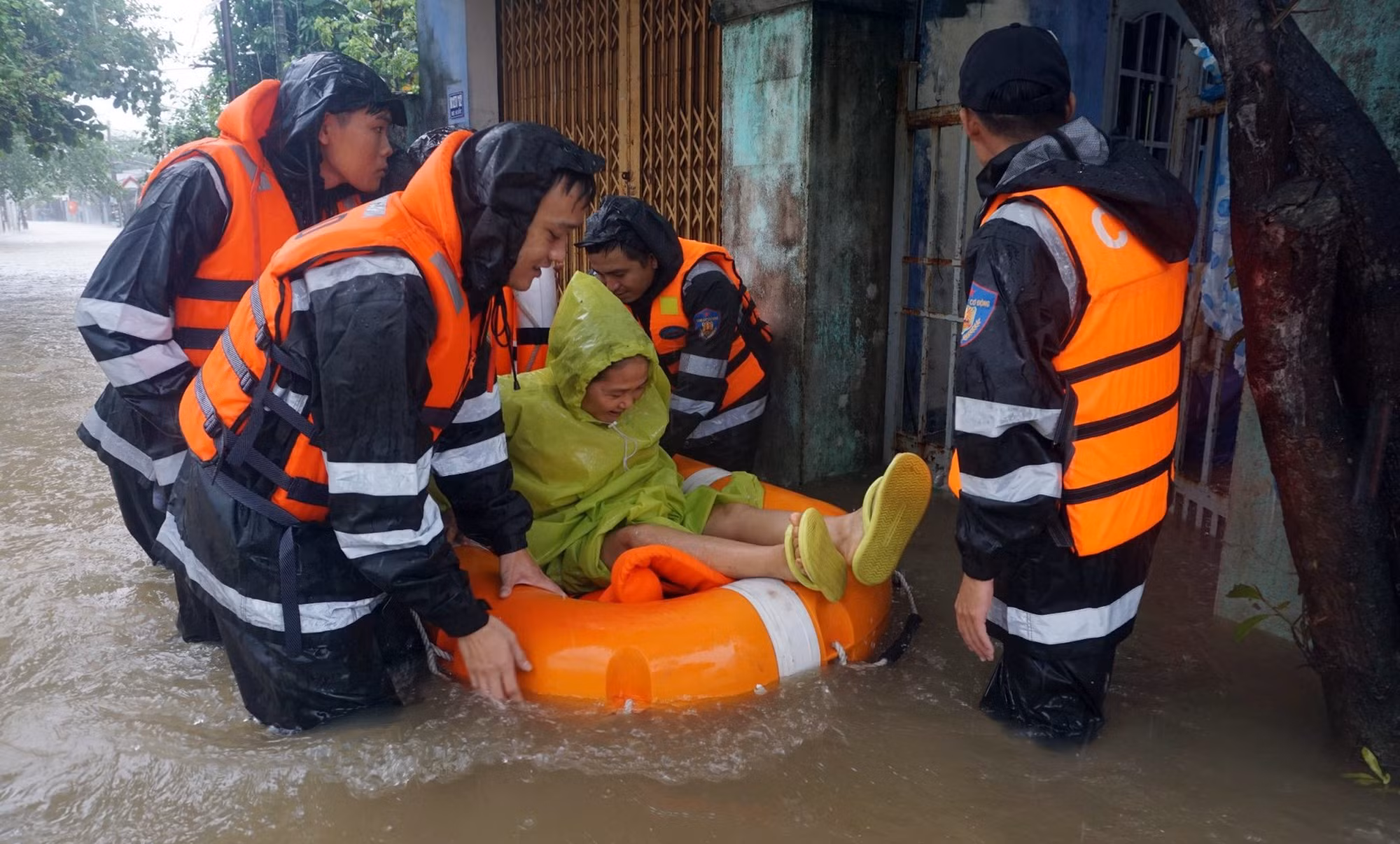 Dầm mình trong mưa lũ hỗ trợ sơ tán người già, trẻ em vùng “rốn lũ” Đà Nẵng -0