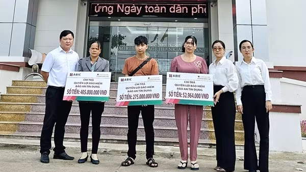 Agribank Chi nhánh Tháp Mười chi trả quyền lợi bảo hiểm Bảo an tín dụng cho khách hàng