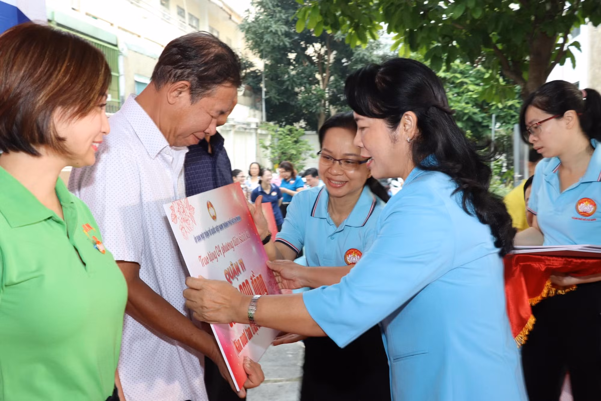 Trao tặng phương tiện sinh kế cho người nghèo tại TP Hồ Chí Minh -0