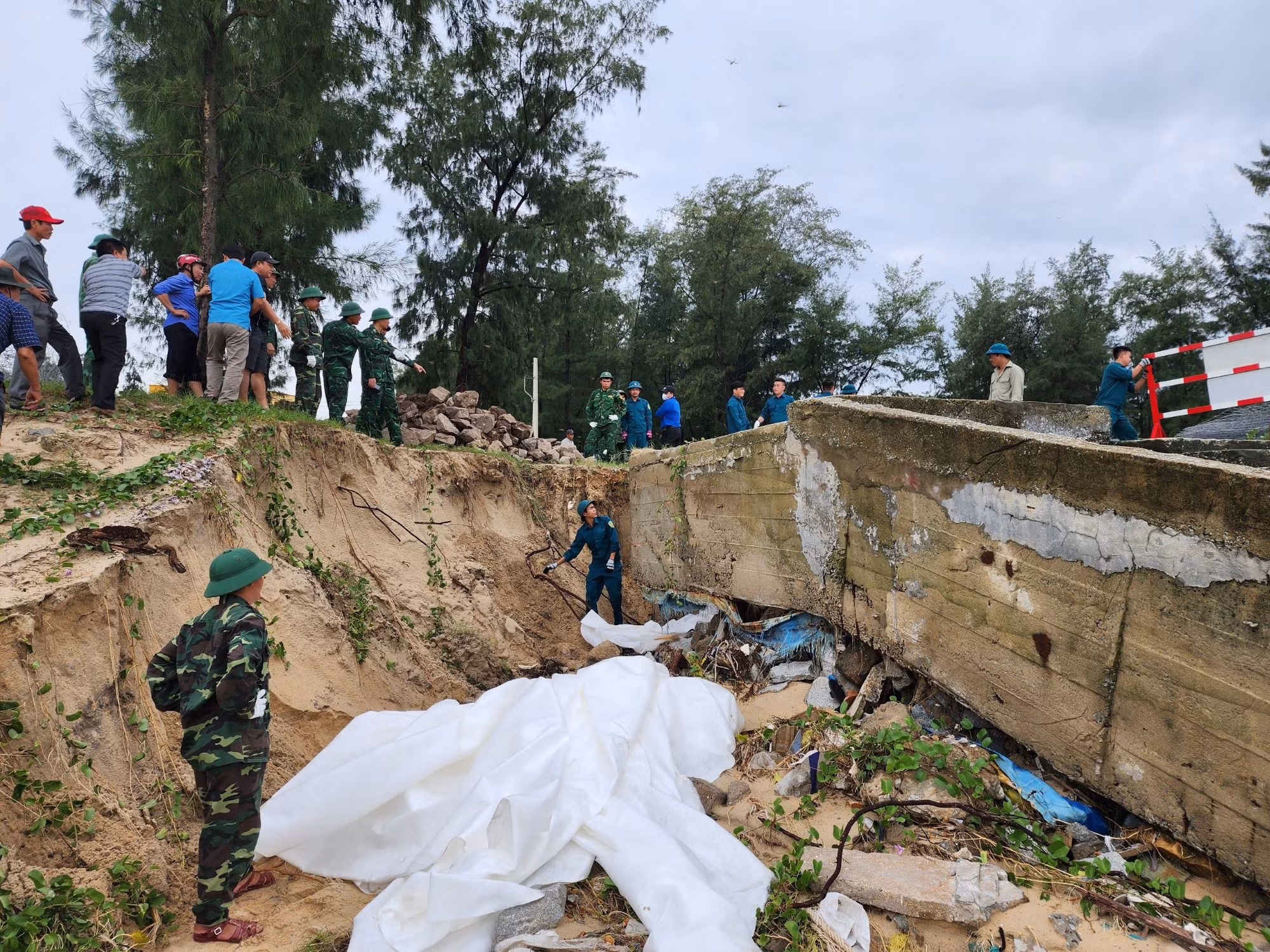 Thừa Thiên Huế khẩn trương khắc phục sạt lở ven sông, ven biển -0