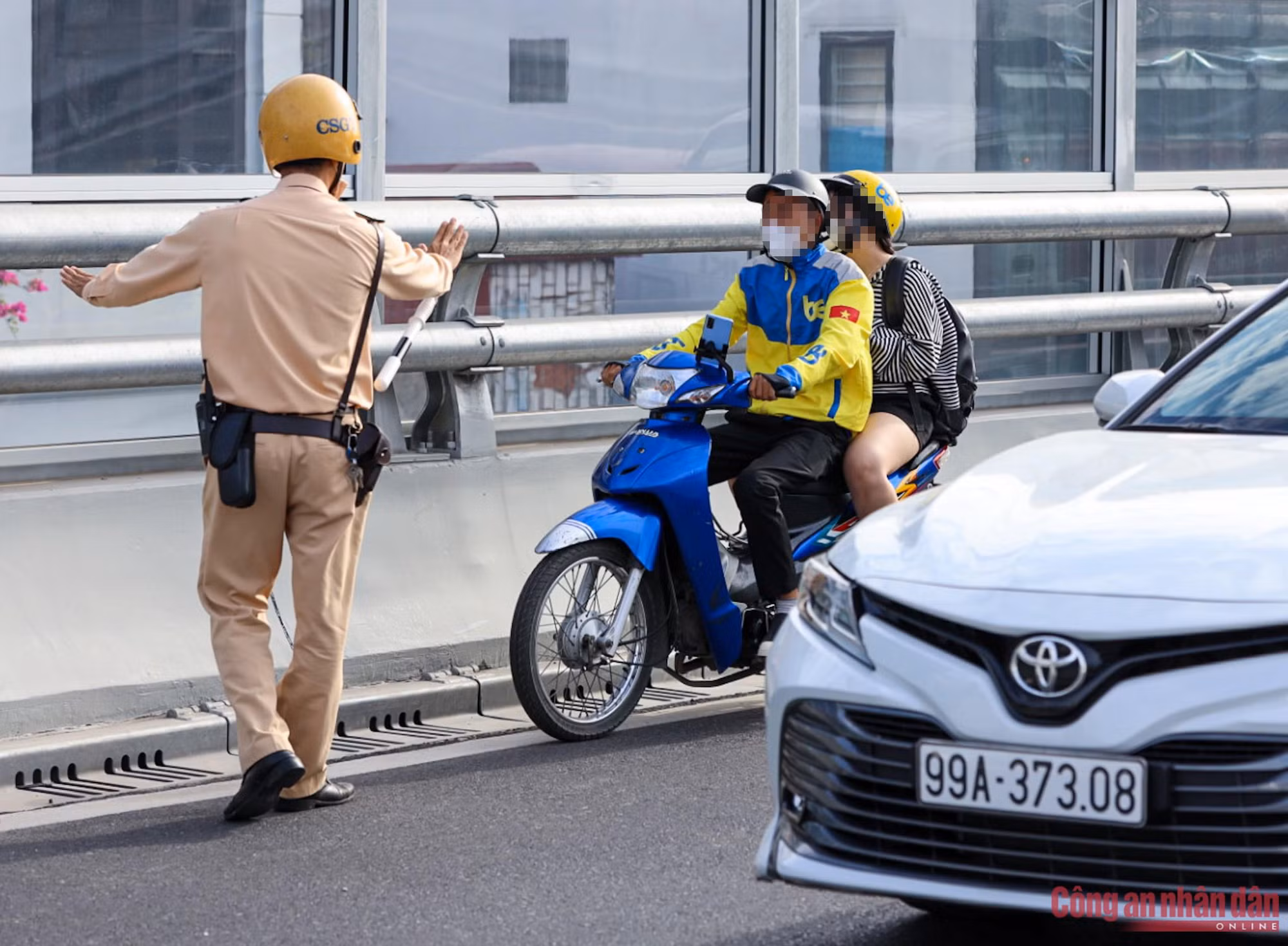 CSGT chặn bắt xe máy đi lên Vành đai 2 trên cao, người vi phạm ăn sáng tại chỗ chờ xử phạt -1